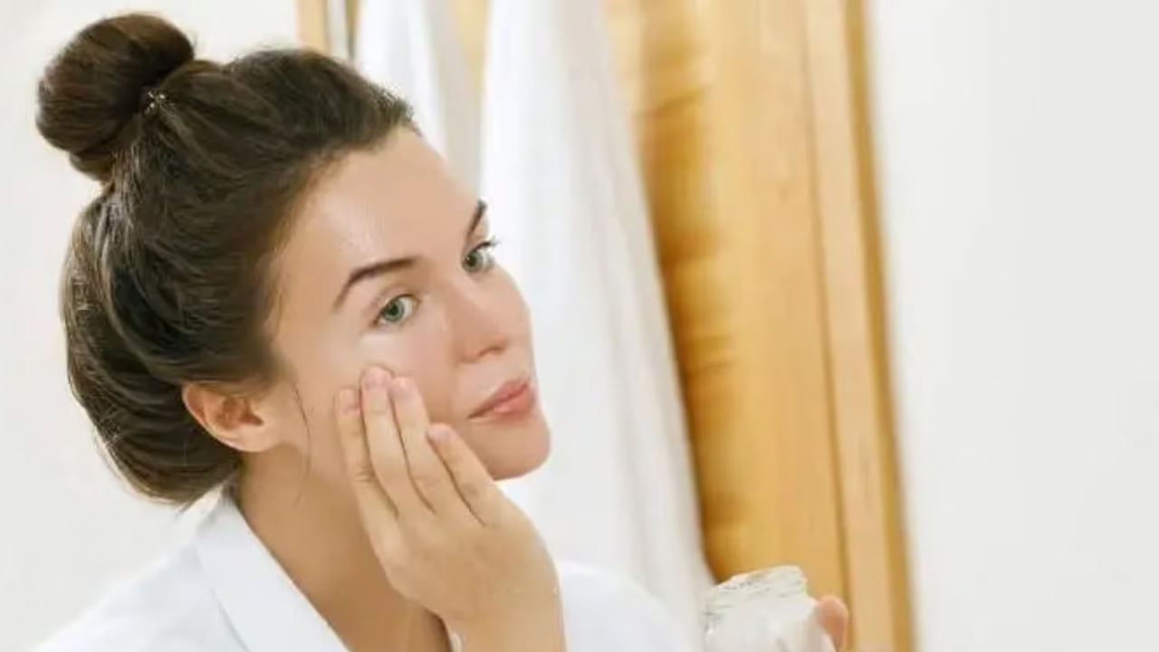 రసాయన క్రీములు - మాయిశ్చరైజర్లుః స్నానం చేసిన తర్వాత చర్మంపై రసాయన క్రీములు, మాయిశ్చరైజర్లు రాసుకోకూడదు. వీటిని అప్లై చేయడం వల్ల ముఖం పాడు అవుతుంది.