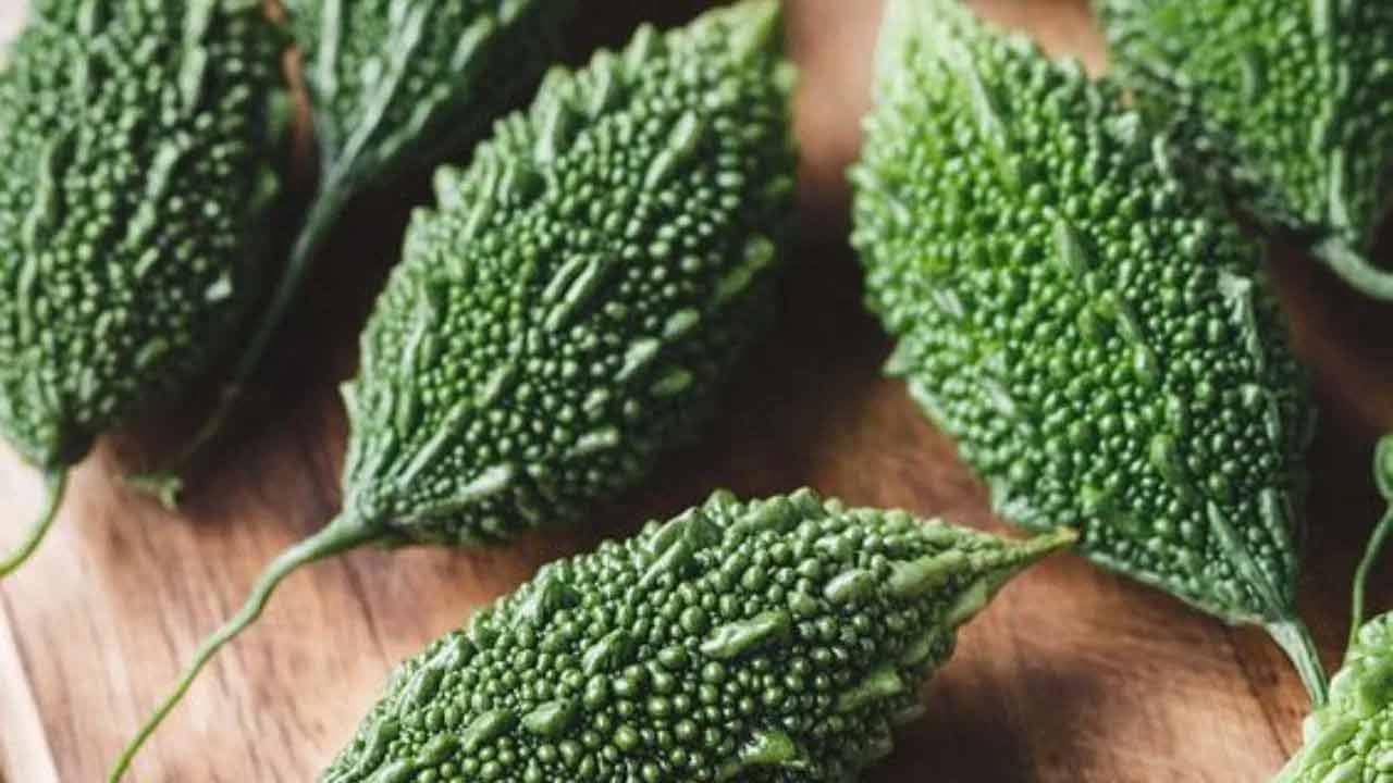 ఈ చేదు కూరగాయ జీర్ణక్రియను మెరుగుపరచడంలోనూ సహాయపడుతుంది. పొట్లకాయ పేగులను ఆరోగ్యంగా ఉంచుతుంది. ఇందులో జీర్ణక్రియకు సహాయపడే ఫైబర్ పుష్కలంగా ఉంటుంది. కాకరకాయలో విటమిన్ సి ఉంటుంది. ఇది రోగనిరోధక శక్తిని పెంచడానికి సహాయపడుతుంది. శీతాకాలంలో, ప్రజల రోగనిరోధక శక్తి తగ్గుతుంది. కాబట్టి రోగ నిరోధక శక్తిని పెంచుకోవడానికి రోజూ పచ్చి కాకర తప్పక తినాలి.