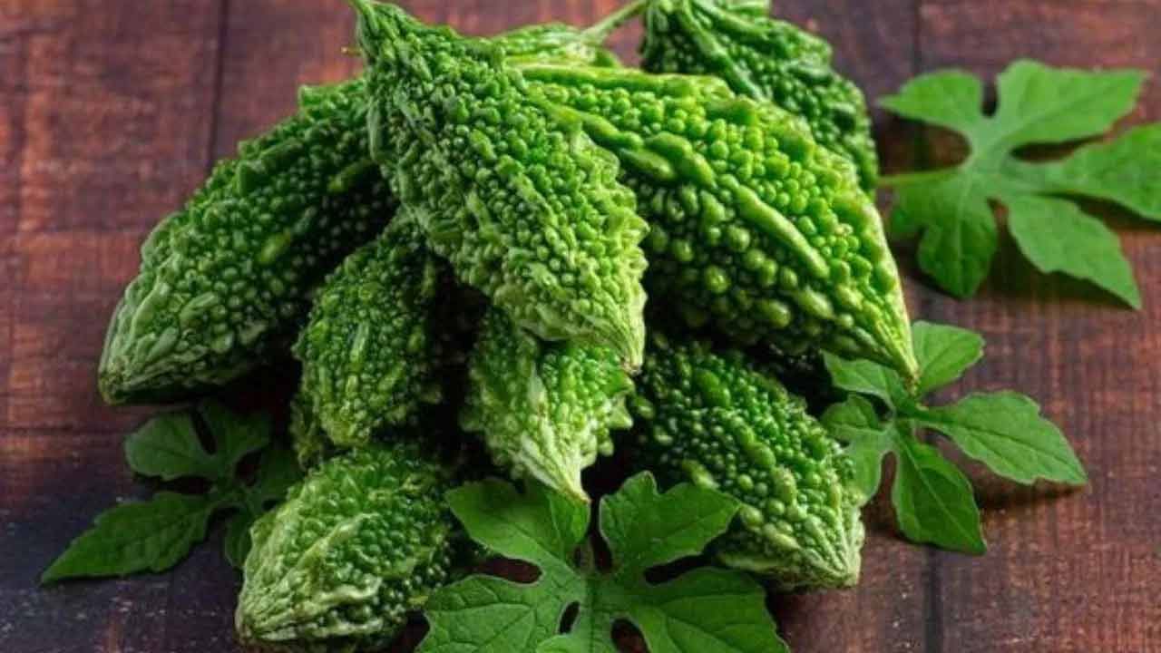 అంతే కాకుండా కళ్లను ఆరోగ్యంగా ఉంచడంలో కాకర తోడ్పడుతుంది. కాకరకాయను క్రమం తప్పకుండా తినడం వల్ల కంటి చూపు మెరుగుపడుతుంది. ఇంట్లో పిల్లలు ఉంటే, వారికి కాకరకాయ రసం లేదా ఉడకబెట్టిన కాకర కాయను తప్పక తినిపించండి.