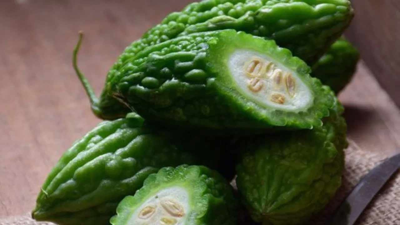 కాకరకాయలో ఐరన్, విటమిన్ సి, జింక్, పొటాషియం, ఇతర పోషకాలు పుష్కలంగా ఉంటాయి. మధుమేహ వ్యాధిగ్రస్తులు దీన్ని రోజూ తీసుకుంటే వారికి ఔషధంలా పనిచేస్తుంది. కాకరకాయ గుండె ఆరోగ్యంగా ఉండటానికి సహాయపడుతుంది. ఇందులో పొటాషియం ఉంటుంది. ఇది కొలెస్ట్రాల్ను నియంత్రించడంలో సహాయపడుతుంది. కాబట్టి మీరు ప్రతిరోజూ కాకరకాయలను తినవచ్చు.