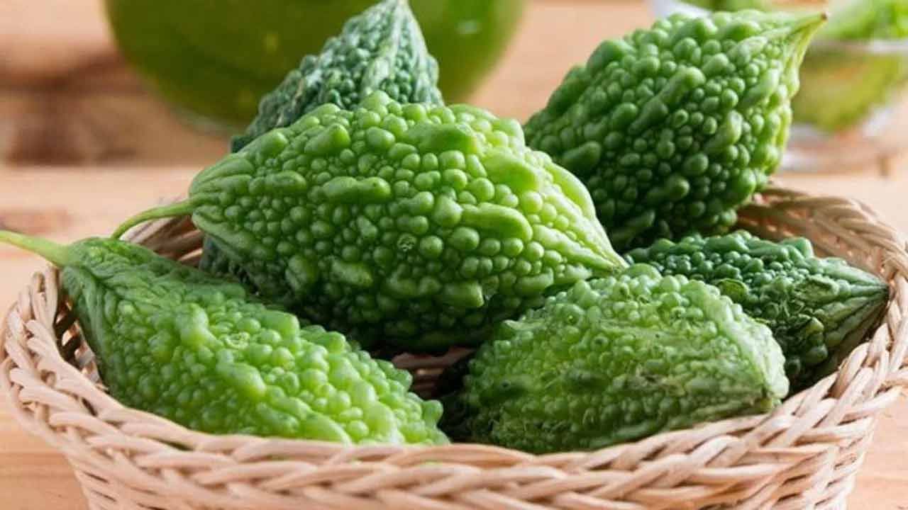 మధుమేహ వ్యాధిగ్రస్తులకు కాకర కాయ అద్భుత ఔషధం. ఎందుకంటే ఈ చేదు కూరగాయ మధుమేహాన్ని అదుపులో ఉంచుతుంది. కాబట్టి మధుమేహ వ్యాధిగ్రస్తులు ప్రతిరోజూ కాకర తినాలని నిపుణులు సూచిస్తున్నారు. పొట్లకాయ జీవక్రియను పెంచడంలో సహాయపడుతుంది. ఫలితంగా ఇది జీర్ణక్రియకు సహాయపడుతుంది.