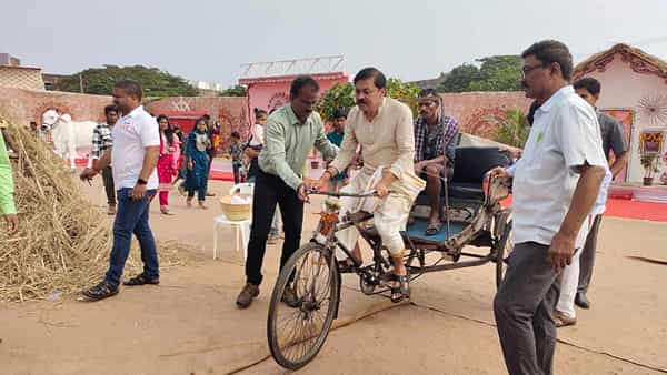Visakhapatnam: రిక్షా కార్మికుడిని కూర్చోబెట్టి రిక్షా తొక్కిన బీజేపీ ఎంపీ జీవీఎల్.. వీడియో వైరల్