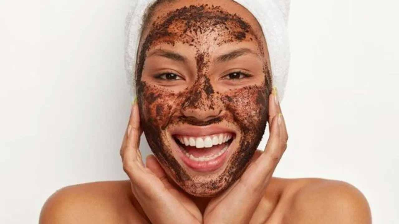 పొడి చర్మంపై  బ్లాక్ హెడ్స్ తొలగించడానికి దాల్చిన చెక్క పొడిని తేనెతో కలిపి ఉపయోగించవచ్చు. ఈ ప్యాక్‌ను తయారు చేసి ముఖంపై 2 నిమిషాల పాటు మసాజ్ చేసుకోవాలి. ఆ తర్వాత నీటితో శుబ్రం చేసుకుంటే సరి. ఈ ప్యాక్ వారానికి రెండు సార్లు వాడితే బ్లాక్ హెడ్స్ ఇట్టే తొలగిపోతాయి.