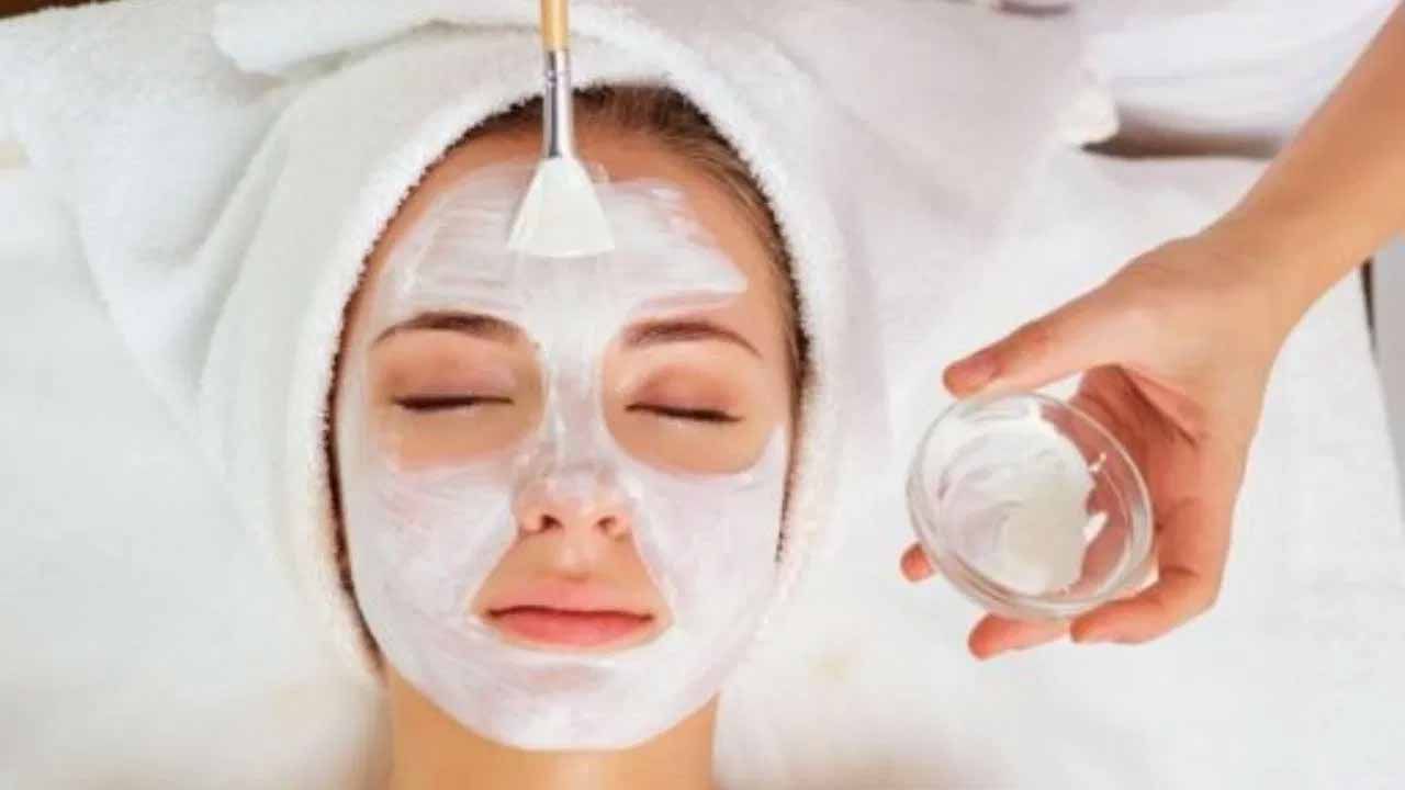 అంతే కాకుండా ఆవిరి పట్టడం వల్ల కూడా ఈ సమస్య తొలగిపోతుంది. ముందుగా చర్మాన్ని శుభ్రంగా ఉంచుకోవాలి. ఎందుకంటే మురికి చేరడం వల్ల ఈ సమస్య వస్తుంది. నీళ్లను వేడి చేసి, ఆ వస్త్రాన్ని తలపై కప్పుకుని ముఖానికి ఆవిరి పట్టాలి. ఇలా చేయడం ద్వారా మూసుకుపోయిన చర్మ రంద్రాలు తెరచుకుని సమస్య నుంచి ఉపశమనం పొందుతారు.