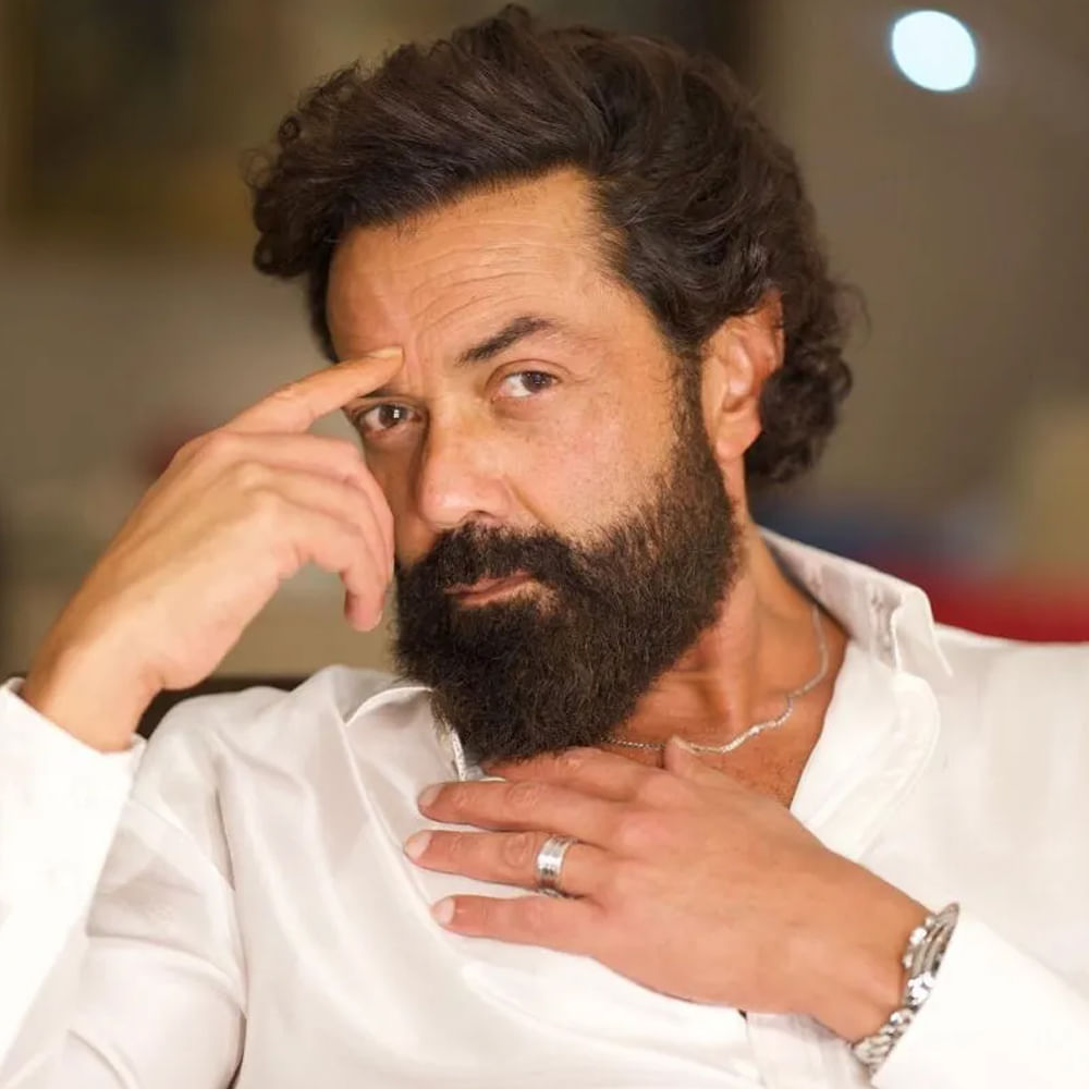 అవన్నీ రూమర్స్: నితిష్ తివారీ రామయణంలో బాబీ డియోల్ నటిస్తున్నారంటూ జరుగుతున్న ప్రచారంపై ఆయన టీమ్ క్లారిటీ ఇచ్చింది. అవన్నీ రూమర్స్ అని, బాబీకి రామయాణం టీమ్ నుంచి ఎలాంటి ఆఫర్ రాలేదని క్లారిటీ ఇచ్చింది. యానిమల్ సినిమాతో బ్లాక్ బస్టర్ అందుకున్న బాబీ డియోల్, తెలుగులో బాలకృష్ణ, పవన్ కల్యాణ్ సినిమాల్లో కీలక పాత్రల్లో నటిస్తున్నారు.