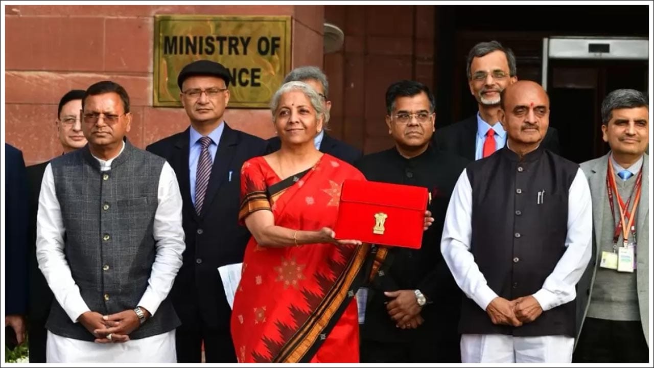 ఫిబ్రవరి 1న కేంద్ర ఆర్థిక మంత్రి నిర్మలా సీతారామన్ వరుసగా ఆరోసారి బడ్జెట్ను ప్రవేశపెట్టనున్నారు. 2024-25 ఆర్థిక సంవత్సరంలో ఆమె తొలి మధ్యంతర బడ్జెట్ను ప్రవేశపెట్టనున్నారు. 2019లో భారతీయ జనతా పార్టీ వరుసగా రెండో సార్వత్రిక ఎన్నికల్లో విజయం సాధించిన తర్వాత, నిర్మలా సీతారామన్ మొదటి మహిళా ఆర్థిక మంత్రి అయ్యారు. పూర్తిస్థాయి ఆర్థిక మంత్రిగా ఉన్నప్పటికీ బడ్జెట్ను ప్రవేశపెట్టిన రెండో మహిళగా నిర్మలా సీతారామన్ నిలిచారు. ఇంతకీ కేంద్ర బడ్జెట్ను ప్రవేశపెట్టిన మొదటి మహిళ ఎవరో తెలుసా?