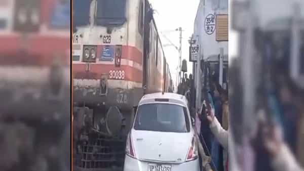 ఓరీ దేవుడో..! రైలు ప్రమాదం నుంచి తృటిలో తప్పించుకున్న కారు ఓనర్.. షాకింగ్ వీడియో వైరల్..చూస్తే
