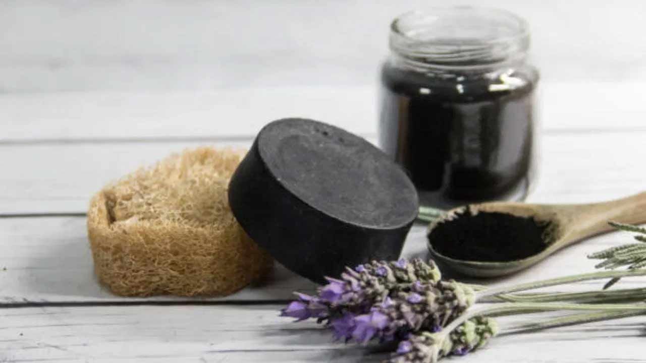 యాక్టివేటెడ్ చార్కోల్ సబ్బును ఉపయోగించడం వల్ల చర్మ అకాల వృద్ధాప్యాన్ని కూడా నిరోధించవచ్చు. ఈ యాంటీ ఏజింగ్ సబ్బు ముడతలను తొలగి, చర్మాన్ని అకాల వృద్ధాప్యం నుంచి రక్షిస్తుంది. జిడ్డు చర్మానికి యాక్టివేటెడ్ చార్కోల్ సబ్బు ప్రయోజనకరంగా ఉంటుంది. అలాగే పొడి, సున్నితమైన చర్మానికి కూడా యాక్టివేటెడ్ చార్కోల్ సోప్ వాడవచ్చు. ఈ సబ్బు పొడి చర్మాన్ని తేమగా ఉంచి, సున్నితమైన చర్మాన్ని అలెర్జీల నుంచి రక్షిస్తుంది.