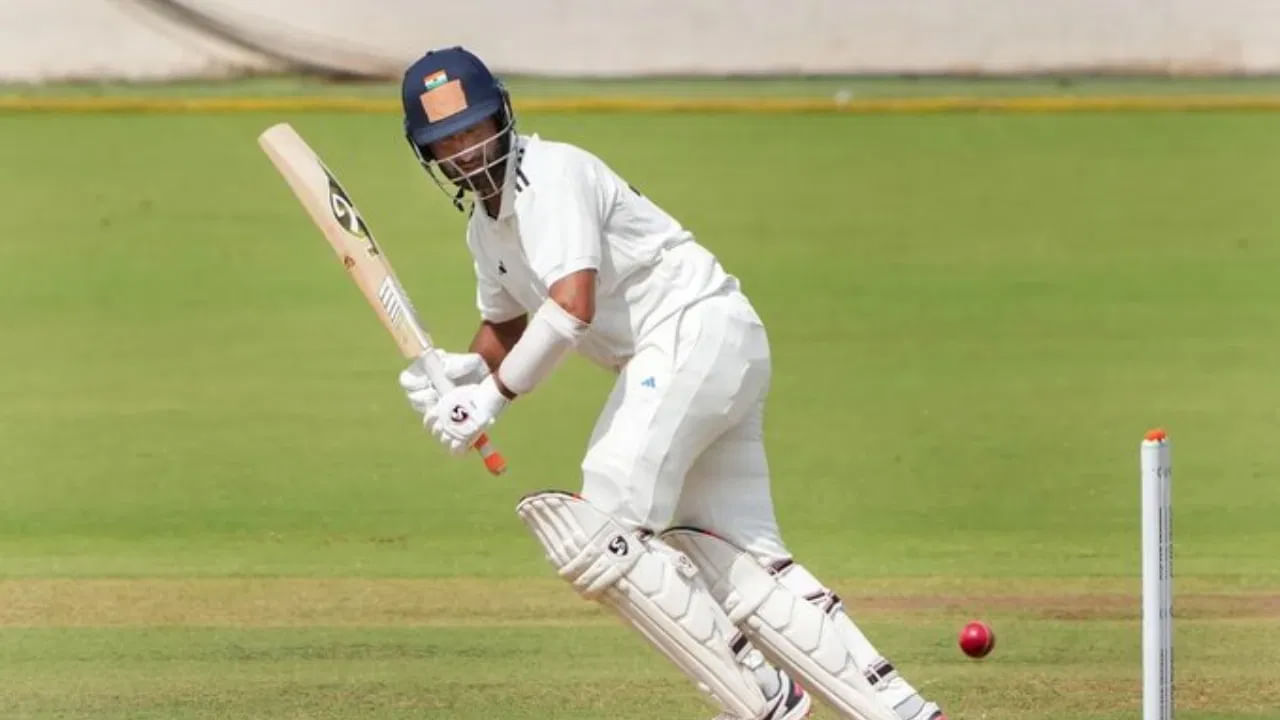 రోజు ముగిసే సమయానికి సౌరాష్ట్ర జట్టు 4 వికెట్లు కోల్పోయి 406 పరుగుల భారీ స్కోరు నమోదు చేసింది. జట్టు తరపున పుజారా 239 బంతుల్లో 19 బౌండరీలతో అజేయంగా 157 పరుగులు చేశాడు. దీంతో పుజారా మరోసారి టీమ్‌ఇండియాలో కనిపించబోతున్నట్లు వార్తలు వినిపిస్తున్నాయి.