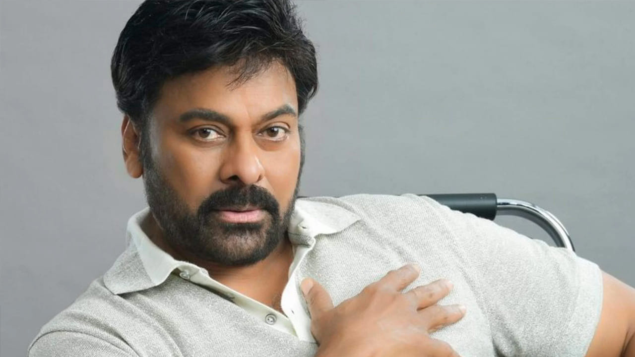 చిరంజీవి, త్రివిక్రమ్ కాంబినేషన్లో సినిమా రాబోతుందా..? ఐదేళ్లుగా చెప్తూనే ఉన్నారు.. స్వయంగా చిరంజీవే చెప్పినా ఈ ప్రాజెక్ట్ పట్టాలెక్కలేదు.. ఇంకేంటి వచ్చేది అన్నీ గాలికబుర్లే అనుకుంటున్నారు కదా..? కానీ ఈ గాలి ఇప్పుడు నిజమయ్యేలా కనిపిస్తుంది. చిరుతో సినిమాకు గురూజీకి ఇంతకంటే మంచి టైమ్ మరోటి లేదు. మరి ఈ ప్రాజెక్ట్ వర్కవుట్ అవుతుందా..? ఇదే ఇవాల్టి ఎక్స్క్లూజివ్ స్టోరీ..