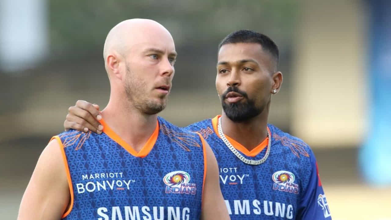 బిగ్ బాష్ లీగ్లో సిక్స్ కింగ్, టాప్ రన్ లీడర్గా ఉన్నప్పటికీ, క్రిస్ లీన్ ఈ ఏడాది ఐపీఎల్కు ఎంపిక కాలేదు. ఈ ఐపీఎల్ వేలంలో రూ. 1.5 కోట్లు. అసలు ధరతో కనిపించిన లీన్ కొనుగోలుపై ఏ ఫ్రాంఛైజీ ఆసక్తి చూపలేదు. అయితే, సబ్స్టిట్యూట్ ప్లేయర్గా ఐపీఎల్లోకి అడుగుపెడతాడో లేదో చూడాలి.