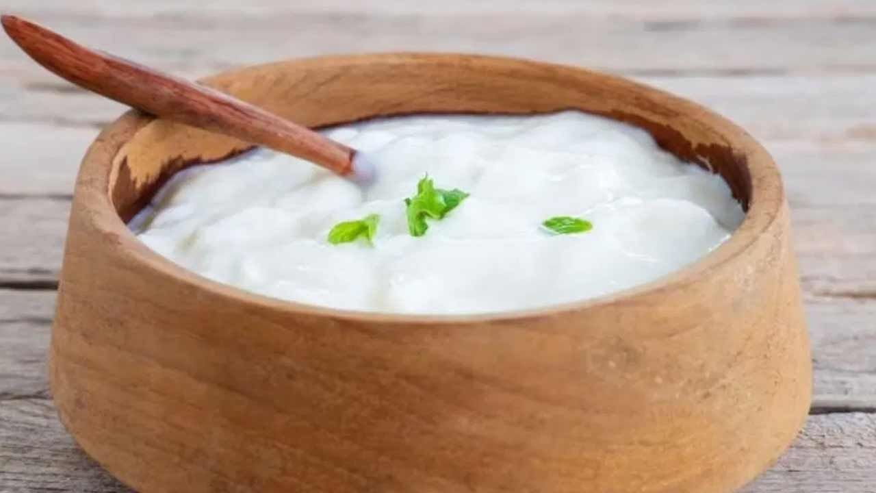 శరీరంలోని అధిక రక్తపోటును నియంత్రించడమే కాకుండా జీర్ణశక్తిని కూడా పెంచుతుంది. పుల్లని పెరుగు తినడం వల్ల బరువు నియంత్రణలో ఉంటుంది. అయితే ఆయుర్వేద నిపుణుల అభిప్రాయం ప్రకారం.. పెరుగును రోజూ తినకూడదు. బదులుగా మజ్జిగ తాగాలట. ఉప్పు, ఎండుమిర్చి, జీలకర్ర వంటి సుగంధ ద్రవ్యాలు పెరుగుతో కలిపి తీసుకుంటే ఎంతో ప్రయోజనకరం అని చెబుతున్నారు. 