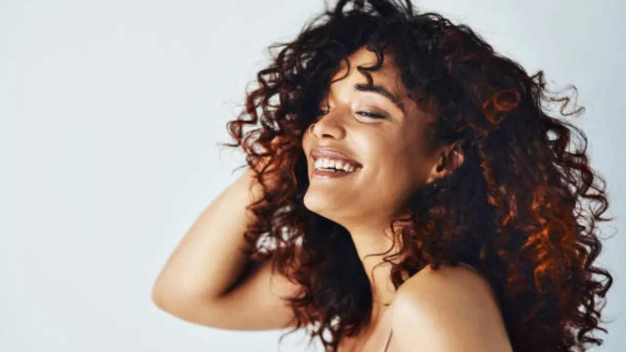 నిజానికి జుట్టును సంరక్షించడంలో షాంపూ కీలక పాత్ర పోషిస్తుంది. షాంపూ జుట్టును శుభ్రం చేయడానికి మాత్రమే అని చాలా మంది అనుకుంటారు. జుట్టు సహజ ఆకృతిని నిలుపుకోవడంలోనూ షాంపూ కీలకమే. ఉదాహరణకు గిరజాల జుట్టు కోసం సల్ఫేట్లు, ఆల్కహాల్‌, పారాబెన్స్ వంటి రసాయనాలు లేని షాంపూని ఎంచుకోవాలి.