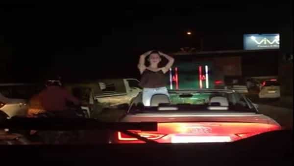 Dance in Running car Video: నడిరోడ్డుపై రెచ్చిపోయిన యువతి.. ఓపెన్ రూఫ్ కారులో హల్చల్.. మండిపడుతున్న నెటిజన్లు..