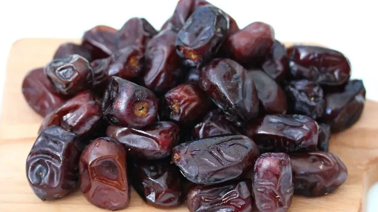 మీరు చక్కెరకు బదులు స్వీట్ ఐటెమ్స్‌లో ఖర్జూరం పేస్ట్‌ని వాడుకోవచ్చు. దీని వల్ల ఆరోగ్యమే కాకుండా సైడ్ ఎఫెక్ట్స్‌ ఏమీ ఉండవు. జ్యూస్‌లు, పాలు, తీపి వంటకాల్లో ఈ ఖర్జూరాలను ఉపయోగించుకోవచ్చు.  ఖర్జూరాలను నేరుగా తినడం ఇష్ట పడని వారు వీటిని.. వీటితో స్వీట్స్‌ కూడా తయారు చేసుకోవచ్చు. 
