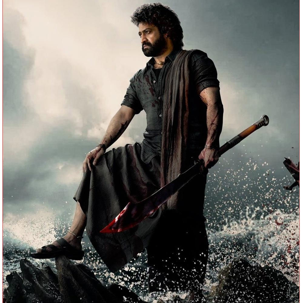 ఏం జరుగుతుంది దేవర..?: జూనియర్ ఎన్టీఆర్ హీరోగా కొరటాల శివ తెరకెక్కిస్తున్న సినిమా దేవర. ఈ సినిమా షూటింగ్ వేగంగా జరుగుతుంది. అయితే ఈ మధ్య దేవర వాయిదా పడుతుందనే వార్తలు ఎక్కువగా వినిపిస్తున్నాయి. 