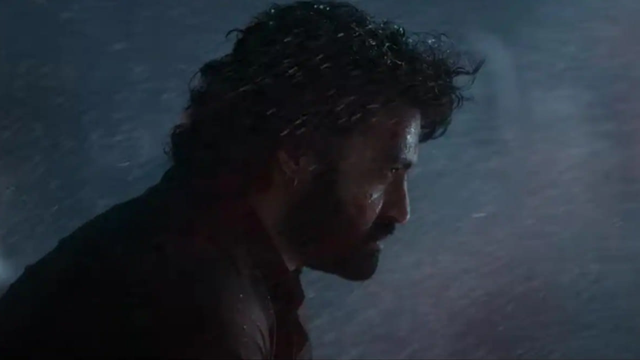 తాజాగా జూనియర్ ఎన్టీఆర్ దేవర సైతం పూర్తిగా సముద్రం నేపథ్యంలోనే వస్తుంది. ఈ సినిమా కోసం గ్రాఫిక్స్లో ఓ సముద్రాన్ని సృష్టిస్తున్నారు విఎఫ్ఎక్స్ టీం. దీని కథ మొత్తం సీ బ్యాక్డ్రాప్లోనే సాగుతుంది. కోస్టల్ ల్యాండ్స్లోనే కథ అంతా ఉంటుందని కొరటాల ఇప్పటికే చెప్పారు కూడా. హాలీవుడ్ టెక్నీషియన్స్ దేవర కోసం పని చేస్తున్నారు. తాజాగా విడుదలైన ఫస్ట్ లుక్లోనూ తారక్ సముద్రం మధ్యలో ఓడలో కనిపిస్తున్నారు.