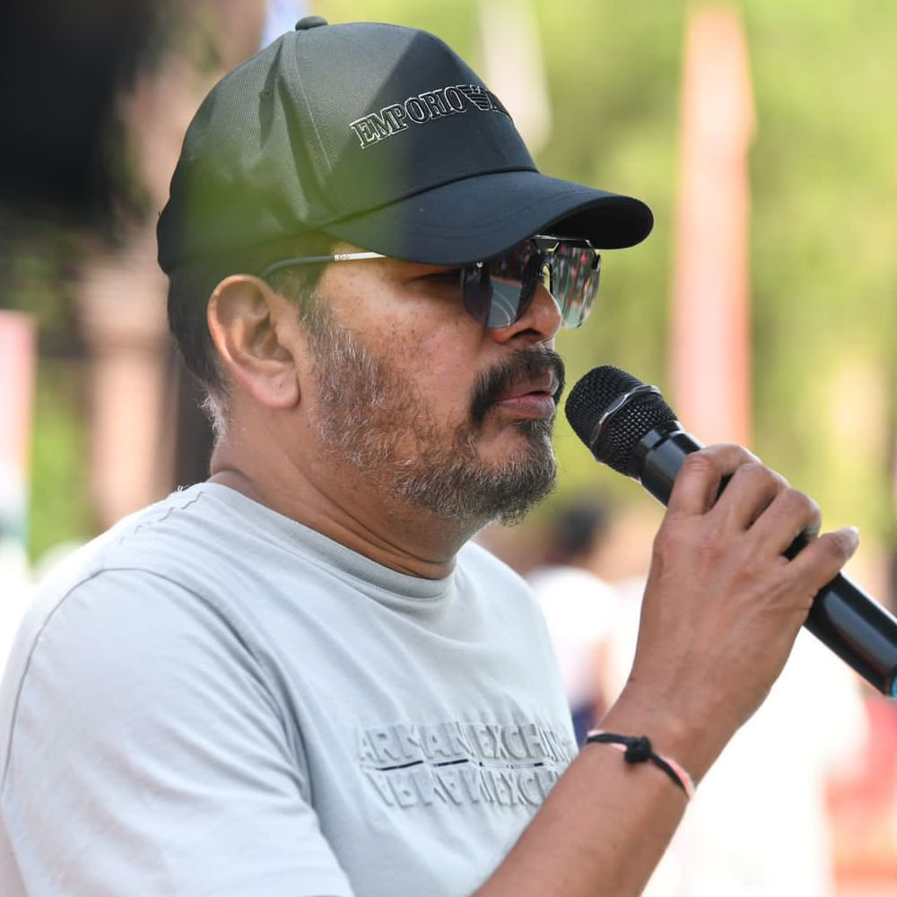 శంకర్ కెరీర్కు చరమాంకమానికి చేరుకుంటుందా లేదంటే కొత్తగా మొదలవుతుందా..? ఒకప్పుడు ఇండియన్ సినిమా రికార్డులతో చెడుగుడు ఆడుకున్న ఈయనకిప్పుడు కాస్త టఫ్ టైమ్ నడుస్తుంది. శంకర్ ఈజ్ బ్యాక్ అని చెప్పాలంటే కచ్చితంగా బ్లాక్బస్టర్స్ కొట్టాల్సిందే. ఇలాంటి సమయంలో ఏడాది గ్యాప్లో 3 సినిమాలతో రానున్నారు శంకర్. మరి వీటితో ఆయన దశ తిరుగుతుందా..?