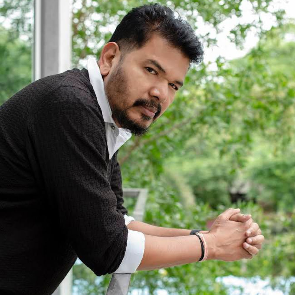 రాజమౌళి కంటే ముందే సౌత్ ఇండస్ట్రీ పేరును బాలీవుడ్లో మోగించిన దర్శకుడు శంకర్. భారీ బడ్జెట్ చిత్రాలకి ఈయన కేరాఫ్ అడ్రెస్. దాంతో పాటు విజయాలు కూడ అలాగే వచ్చాయి. హిట్స్ వచ్చినపుడు ఏం చేసినా ఓకే.. కానీ శంకర్ టైమ్ ఇప్పుడు అస్సలు బాగోలేదు. రోబో తర్వాత ఆయనకు సక్సెస్ లేదు.. భారీ అంచనాల మధ్య వచ్చిన ఐ, 2.0 సినిమాలు నష్టాలనే తీసుకొచ్చాయి.