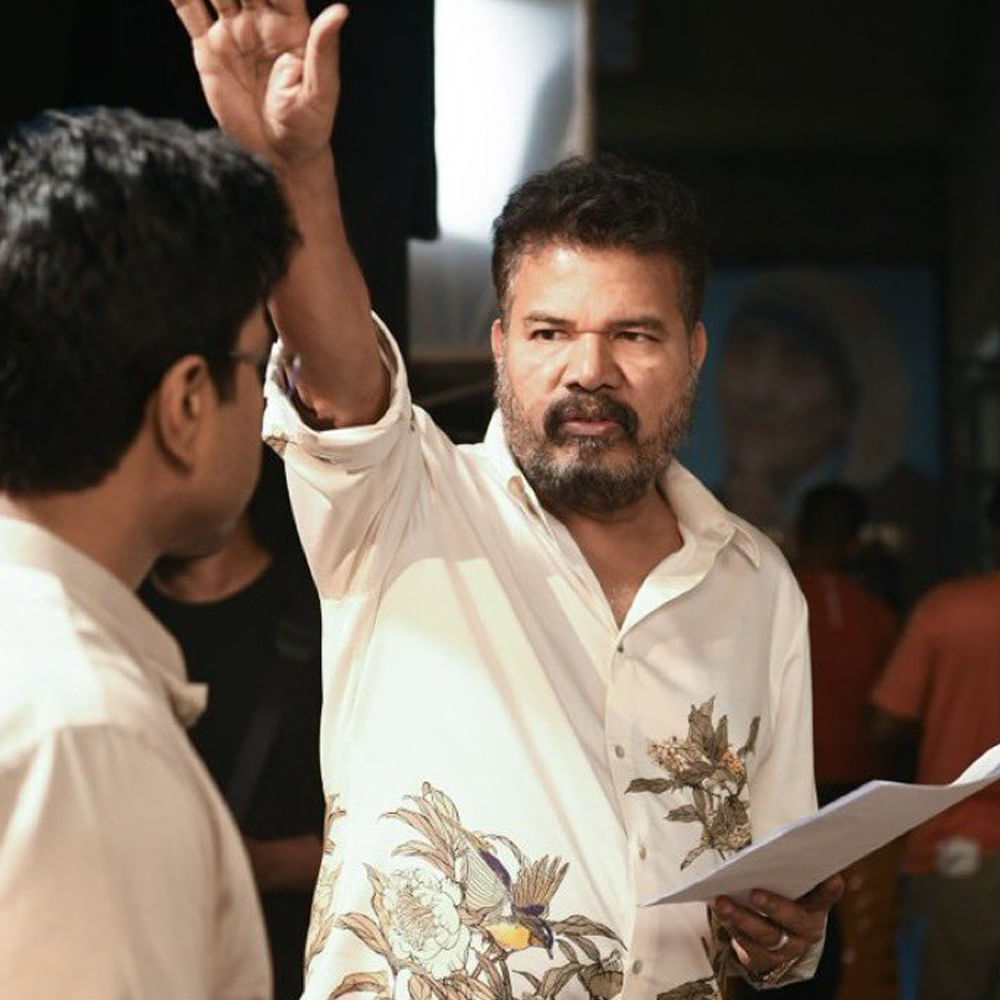 2.0 తర్వాత కొన్ని రోజులు బ్రేక్ తీసుకున్న శంకర్.. ఒకేసారి మూడు సినిమాలతో రాబోతున్నారిప్పుడు. ఓ వైపు కమల్ హాసన్ ఇండియన్ 2 తెరకెక్కిస్తూనే.. మరోవైపు చరణ్తో గేమ్ చేంజర్ చేస్తున్నారు. ఈ రెండింటి షూటింగ్ ఒకేసారి చేస్తున్నారు శంకర్. ఇప్పటికే విడుదలైన ఇండియన్ 2 టీజర్ అప్ టూ ది మార్క్ లేదనే టాక్ వచ్చింది. 2024 సమ్మర్ తర్వాత భారతీయుడు 2 రానుంది.