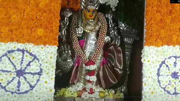 Republic Day 2024: ఘనంగా రిపబ్లిక్ డే వేడుకలు.. అమ్మవారి ఆలయంలో వివిధ రకాల పూలతో త్రివర్ణ పతాకం..