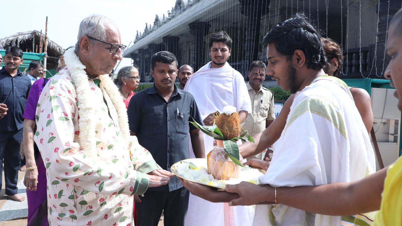 ఈ సంరద్భంగా రామానుజుడి విగ్రహంతో పాటు ఆలయ పరిసరాల్లోని దేవాలయాలను పరిశీలించారు నరసిహంన్‌ దంపతులు. 