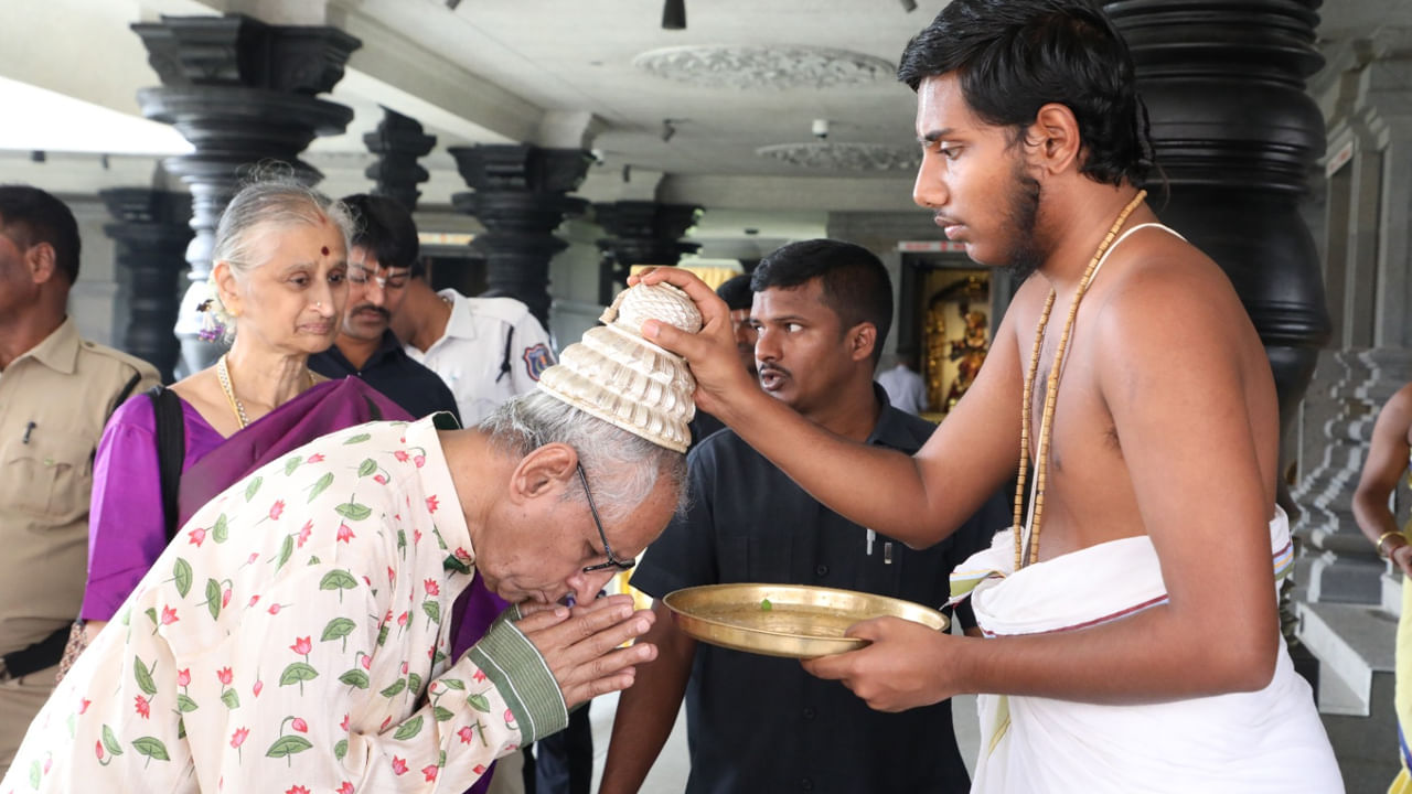 చాలా రోజుల తర్వాత తెలంగాణకు వచ్చిన గవర్నర్‌ నరసింహన్‌ ఆదివారం (జనవరి 07) మాజీ సీఎం కేసీఆర్‌ కుటుంబాన్ని పరామర్శించారు. ఈ సందర్భంగా నరసింహన్‌ దంపతులకు పట్టువ స్త్రాలు సమర్పించి సత్కరించారు కేసీఆర్‌.