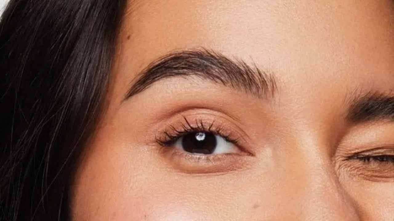 అందం ఇనుమడింప చేయడంలో కనుబొమ్మల పాత్ర ప్రత్యేకమైనది. మందపాటి, నల్లటి కనుబొమ్మలు ముఖానికి కొత్త శోభను తెచ్చి పెడతాయి. అందుకే మగువలు మందపాటి కనుబొమ్మల కోసం పలు చిట్కాలు ట్రై చేస్తూ ఉంటారు. అయితే ఎన్ని ప్రయత్నాలు చేసినా చాలా మందికి కనుబొమ్మలు ఒత్తుగా పెరగవు. కనుబొమ్మలను అందంగా, ఒత్తుగా పెంచుకోవాలంటే ఈ కింది టిప్ప్‌ పాటించండి..