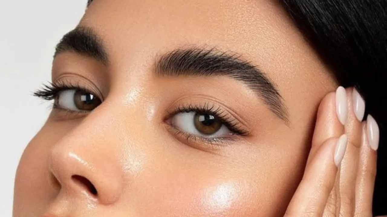 సాధారణ చర్మంలాగా కనుబొమ్మల వద్ద చర్మాన్ని కూడా ఎక్స్‌ఫోలియేట్ చేయాలి. ఇది చర్మం ఉపరితలంపై జుట్టు త్వరగా పెరిగేలా చేస్తుంది. అలాగే బేబీ బ్రష్ సహాయంతో కనుబొమ్మలను గుండ్రంగా బ్రష్ చేయాలి. కనుబొమ్మ పెరుగుదల దిశలో వృత్తాకారంగా బ్రష్ చేయడం మర్చిపోకూడదు. అప్పుడే కనుబొమ్మలు మందంగా పెరుగుతాయి.