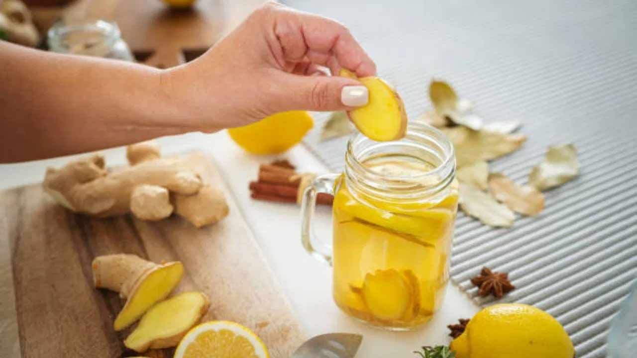 వేడి నీటిలో అల్లం కలిపి తాగితే.. అల్లంలోని శోథ నిరోధక లక్షణాలు మొత్తం జీర్ణ ఆరోగ్యాన్ని మెరుగుపరుస్తుంది. కాలేయ ఆరోగ్యాన్ని మెరుగుపరచడంలో, కాలేయ కొవ్వును కరిగించడంలో అల్లం చాలా ప్రభావవంతంగా ఉంటుందని అనేక అధ్యయనాలు వెల్లడించాయి. వేడి నీరు లేకుండా వేడి గ్రీన్ టీ తాగవచ్చు. గ్రీన్ టీలోని కాటెచిన్స్ కాలేయ ఆరోగ్యానికి మేలు చేస్తాయి. ఈ టీ కాలేయంలో కణాల పునరుత్పత్తికి సహాయపడుతుంది. 