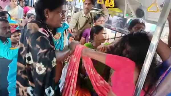 Viral Video: వార్నీ.. ఇదేం కొట్టుకున్నాడు తల్లీ..! బస్సులో సీటు కోసం ఆడవాళ్ల సిగపట్లు.. ఆ జుట్టు ఉందో... ఊడిందో!