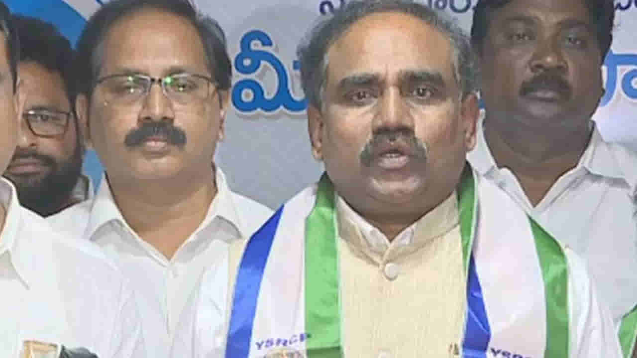 వైసీపీలో చేరిన మాజీ మంత్రి.. పొత్తులో ఎవరు వచ్చినా వైసీపీ గెలుపును ఆపలేరని వ్యాఖ్య..