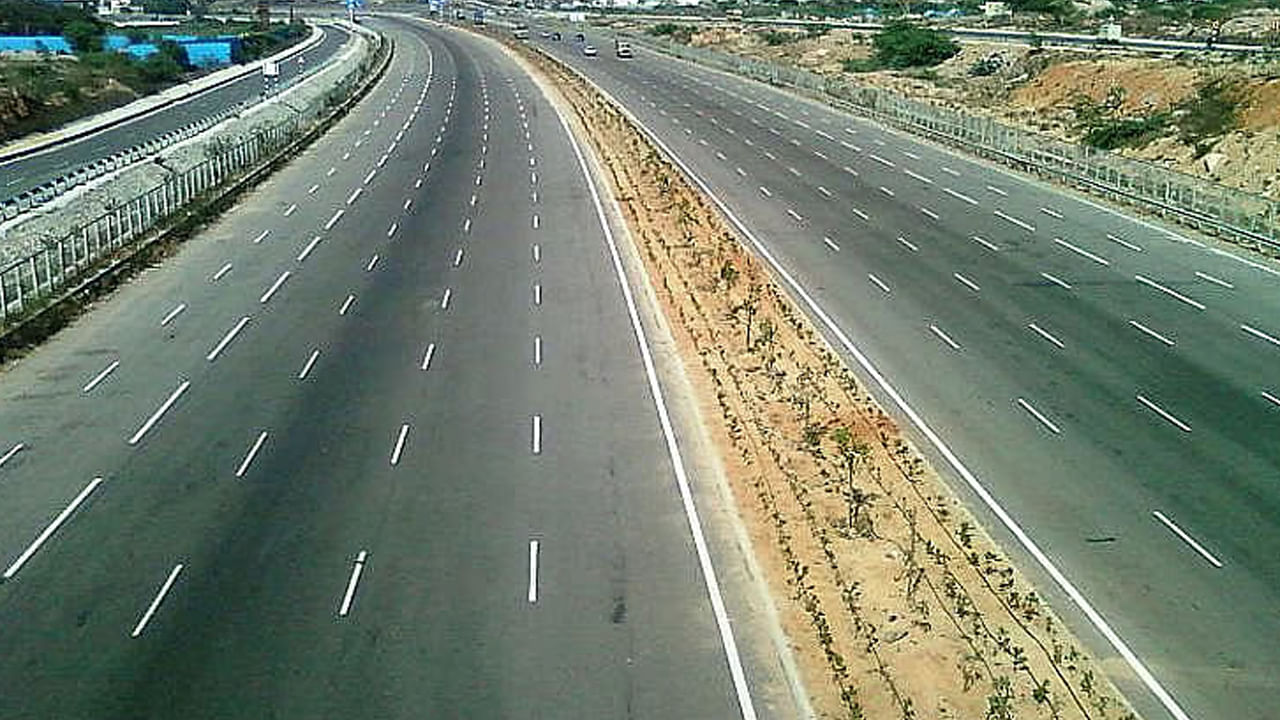 Gajwel Ring Road: పెండింగ్‎లో గజ్వేల్ రింగ్ రోడ్డు పనులు.. ట్రాఫిక్‎కు తీవ్ర అంతరాయం..