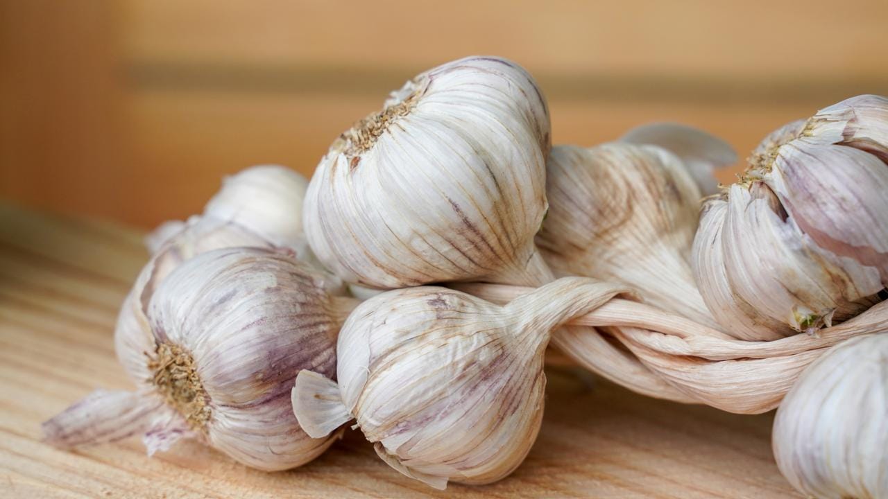 వంటల్లో వెల్లుల్లి ప్రత్యేకమైన స్థానం ఉంది. అందరి ఇళ్లల్లో వెల్లుల్లి అనేది కామన్గా ఉండే వస్తువు. వెల్లుల్లితో ఉండే ప్రయోజనాలు అన్నీ ఇన్నీ కావు. ఆయుర్వేదంలో కూడా పలు అనారోగ్య సమస్యల్ని తగ్గించడానికి వెల్లుల్లిని ఔషధంలా ఉపయోగిస్తారు. వెల్లుల్లితో ఎన్నో రోగాలకు చెక్ పెట్టొచ్చు.