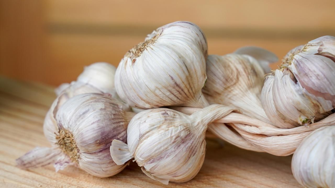 వంటల్లో వెల్లుల్లి ప్రత్యేకమైన స్థానం ఉంది. అందరి ఇళ్లల్లో వెల్లుల్లి అనేది కామన్‌గా ఉండే వస్తువు. వెల్లుల్లితో ఉండే ప్రయోజనాలు అన్నీ ఇన్నీ కావు. ఆయుర్వేదంలో కూడా పలు అనారోగ్య సమస్యల్ని తగ్గించడానికి వెల్లుల్లిని ఔషధంలా ఉపయోగిస్తారు. వెల్లుల్లితో ఎన్నో రోగాలకు చెక్ పెట్టొచ్చు.
