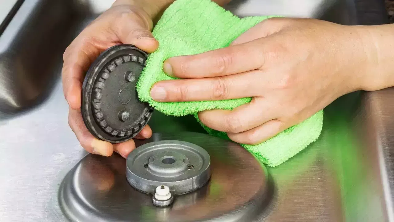 కిచెన్ క్లీన్ చేయాలంటే.. చాలా కష్టం. ఎంత చేసినా.. ఎక్కడో ఓ మూల ఏదో ఒకటి కనిపిస్తూనే ఉంటుంది. అందులోనూ గ్యాస్ స్టవ్ క్లీన్ చేయాలంటే పెద్ద టాస్కే. మరకలతో త్వరగా క్లీన్ కాదు. ఎంత తోమినా.. జిడ్డుగానే అనిపిస్తుంది. అందులో గ్యాస్‌పై ఉండే గ్యాస్ బర్నర్స్‌ క్లీనింగ్ అంటే చాలా కష్టం. అందుకే కొన్ని సులభమైన టిప్స్ మీకోసం. అప్పుడే గ్యాస్ స్టవ్ తలతలమని మెరిసిపోతుంది. 
