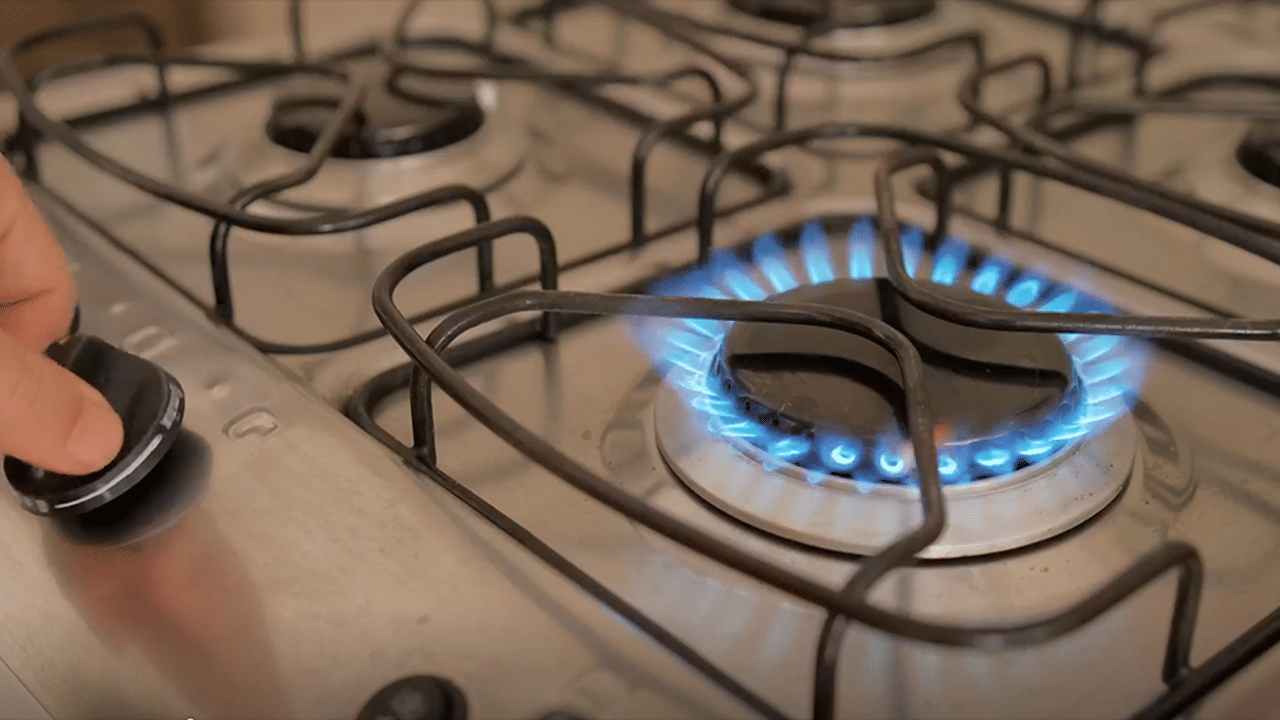 గ్యాస్ బర్నర్ క్లీన్ చేయాలంటే.. ముందుగా ఒక పాత్రలోకి వేడి నీటిని తీసుకోవాలి. ఇందులో ఇనో, నిమ్మ రసం కలపాలి. ఇందులో గ్యాస్ బర్నర్‌లను ఓ పది నిమిషాల పాటు ఉంచాలి.  
