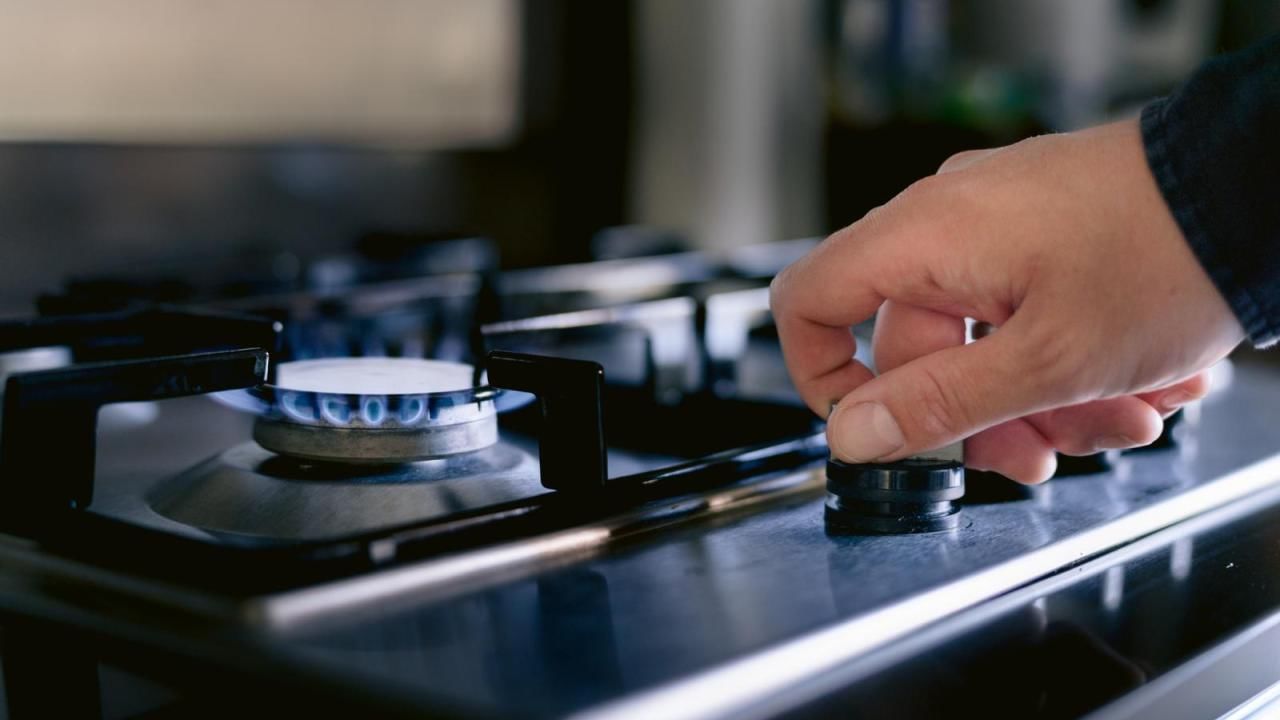 ఇలా చేస్తే బర్నర్‌లపై ఉండే కొంత జిడ్డు, మురికి కాస్త పోతుంది. ఆ తర్వాత  ఓ పాత బ్రష్ తీసుకుని.. ఈ లిక్విడ్‌తో బర్నర్‌లను రుద్దితే.. రంధ్రాల్లో ఉండే మురికి అంతా పోతుంది. దీంతో మంట కూడా పెద్దగా వస్తుంది. 
