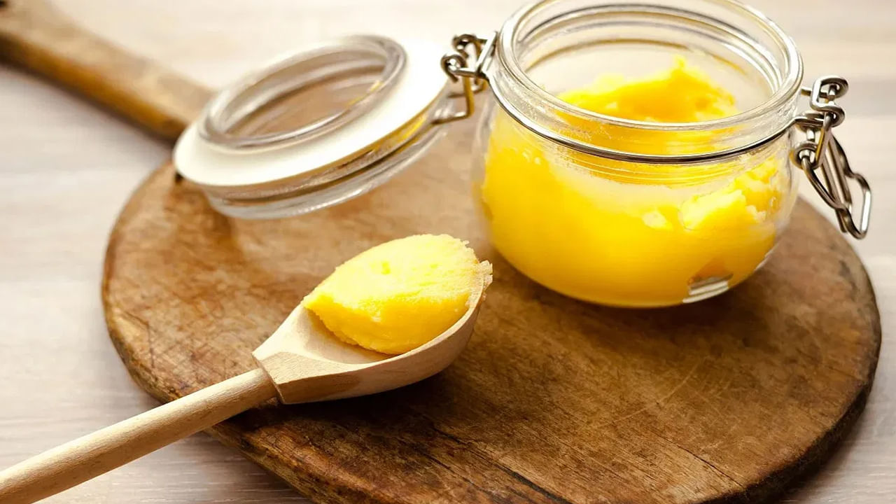 నెయ్యిలో ఎ, ఇ, డి వంటి విటమిన్లతోపాటు ఎన్నో రకాల పోషకాలు పుష్కలంగా ఉంటాయి. మొత్తం ఆరోగ్యాన్ని మెరుగుపరచడంతోపాటు రోగనిరోధక శక్తిని పెంచడంలోనూ సహాయపడుతుంది. ఇది వ్యాధుల ప్రమాదాన్ని తగ్గించి, ఎముకలను బలపరుస్తుంది. చర్మ ఆరోగ్యాన్ని మెరుగుపరుస్తుంది.