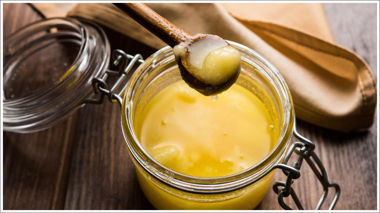 నెయ్యిలో సంతృప్త కొవ్వు ఉండదు. కాబట్టి రోజంతా ఎనర్జిటిక్‌గా ఉండేందుకు ఉదయం పూట దీనిని సేవించవచ్చు. అంతేకాకుండా నెయ్యి సులభంగా జీర్ణమవుతుంది. త్వరగా జీవక్రియకు తోడ్పడుతుంది. కాబట్టి ఖాళీ కడుపుతో నెయ్యి తీసుకోవడం వల్ల జీర్ణక్రియకు ఎలాంటి ఆటంకాలు ఏర్పడవు.