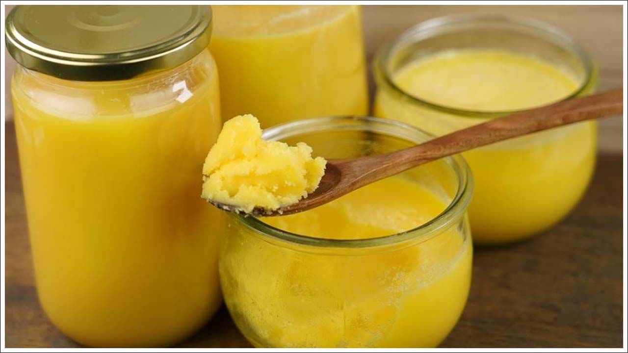 నెయ్యి చర్మానికి తేమను పునరుద్ధరించడానికి సహాయపడుతుంది. శీతాకాలంలో చర్మంలో తేమ ఇప్పటికే తగ్గిపోతుంది. ఫలితంగా చర్మం పొడిగా, గరుకుగా కనిపిస్తుంది. ఈ సమస్య నుండి బయటపడటానికి నెయ్యి సహాయపడుతుంది. రోజూ నెయ్యి తీసుకోవడం వల్ల చర్మం లోపల తేమను పొందుతుంది. 