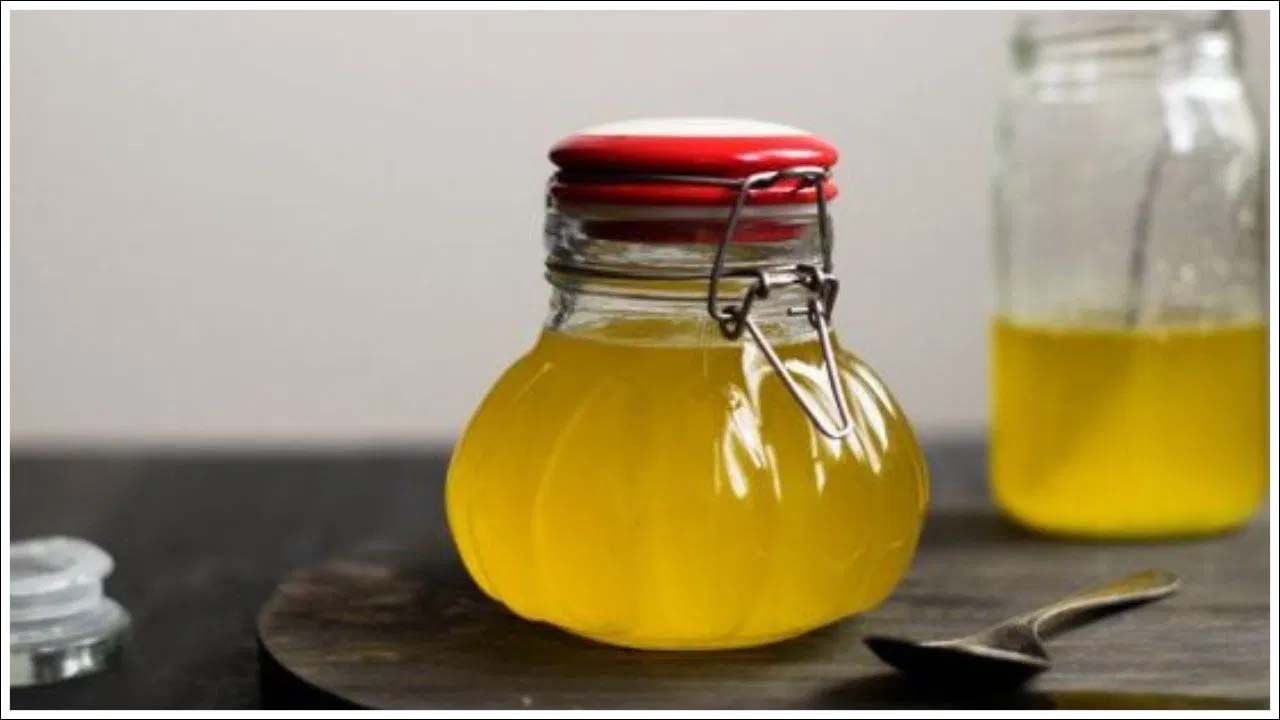 నెయ్యి తినడం వల్ల జీర్ణవ్యవస్థ శుభ్రపడుతుంది. ఫలితంగా జీర్ణక్రియ మెరుగవుతుంది. అజీర్తి సమస్య ఉండదు. పేగు ఆరోగ్యాన్ని కాపాడుతుంది. నెయ్యి తింటే మలబద్ధకం సమస్య దూరమవుతుంది. ఇందుకోసం ఉదయం పూట ఖాళీ కడుపుతో ఒక చెంచా నెయ్యి తినాలని నిపుణులు సూచిస్తున్నారు. (నోట్‌: ఇందులోని అంశాలు కేవలం అవగాహన కోసం మాత్రమే. నిపుణుల సలహాలు, సూచనల మేరకు అందించడం జరిగింది. ఏవైనా సందేహాలు ఉంటే నిపుణులను సంప్రదించండి.)