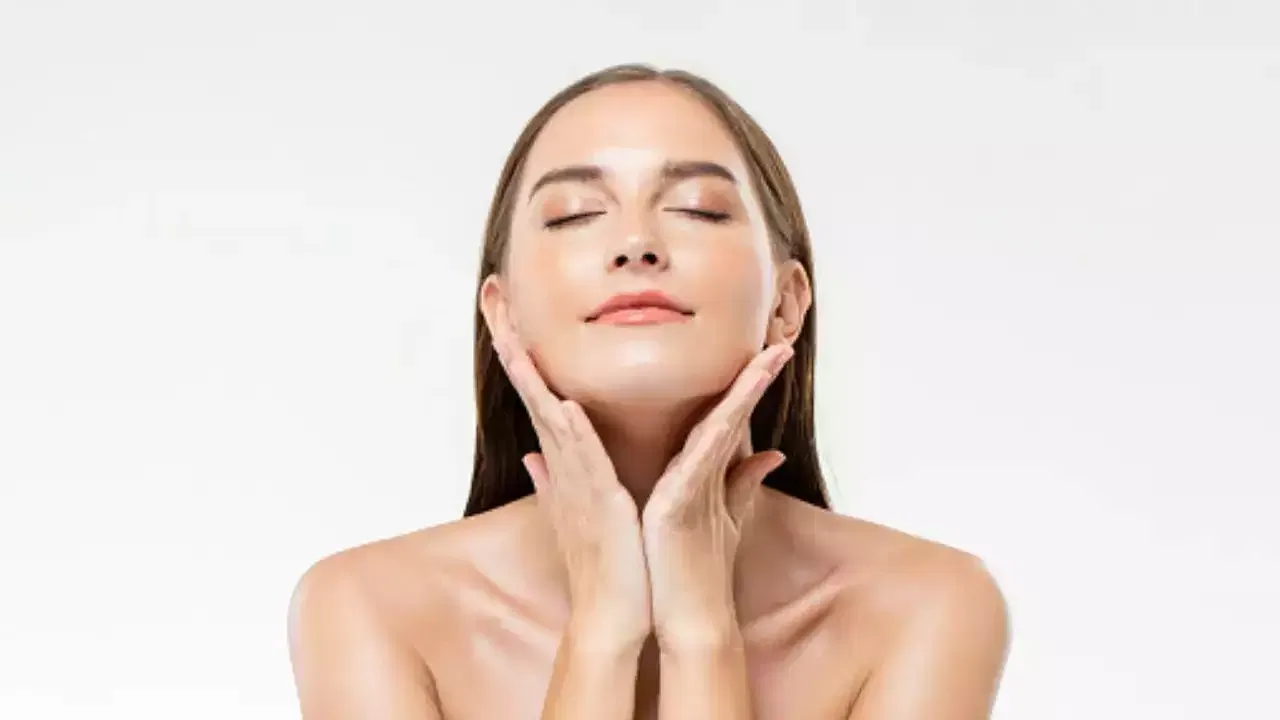 అందంగా, ఆకర్షణీయంగా ఉండాలని ఎవరికి ఉండదు చెప్పండి. అందులోనూ ఈ రోజుల్లో అందానికి ఉన్న ఇంపార్టెన్స్ అంతా ఇంతా కాదు. మగవారైనా, ఆడవారైనా ఎక్కువగా అందానికి వాల్యూ ఇస్తున్నారు. అందంగా ఉండటం తప్పేం కాదు. అయితే దానికి అనవసరంగా డబ్బు వృథా చేయకూడదు. అందాన్ని పెంచుకోవాలంటే చాలా రకాల మార్గాలు ఉన్నాయి.