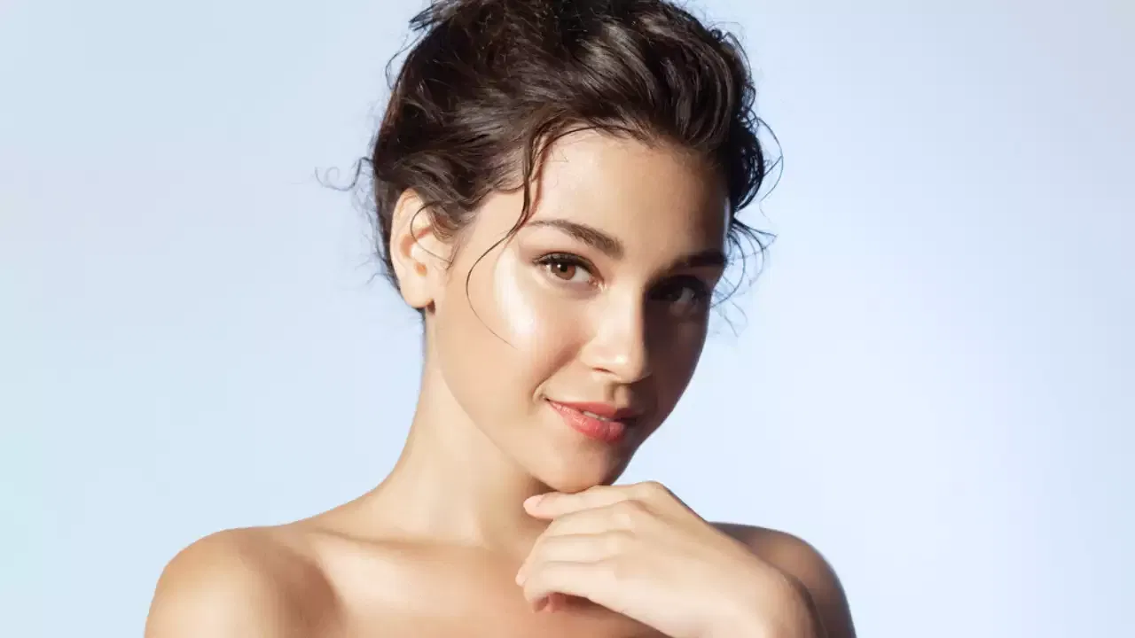 అందంగా కనిపించాలని చాలా మంది ఫేషియల్స్, ఫేస్ వాష్ క్రీములు, లోషన్లు, సబ్బులు ఇలా రక రకాల ప్రోడెక్ట్స్ ఉపయోగిస్తూ ఉంటారు. అయితే వీటితో కొద్ది మందికి మాత్రమే రిజల్ట్ వస్తుంది. అన్ని రకాల ప్రోడెక్ట్స్ అందరికీ పడవు.