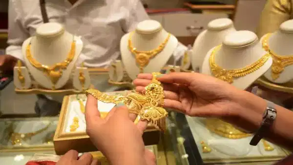 Gold Price Today: పెరిగిన బంగారం, తగ్గిన వెండి ధరలు.. తెలుగు రాష్ట్రాల్లో తులం ఎంతుందంటే?
