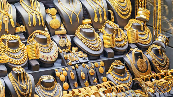 Gold Price: గోల్డ్ లవర్స్కి కాస్త ఊరట.. స్వల్పంగా తగ్గిన బంగారం ధర.