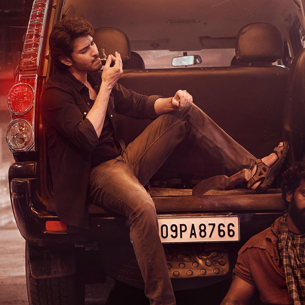 సంక్రాంతి బరిలో హాట్ ఫేవరెట్‌గా రిలీజ్ అవుతున్న మూవీ గుంటూరు కారం. క్లాసిక్ కాంబో మహేష్ బాబు, త్రివిక్రమ్ కాంబినేషన్‌లో వస్తున్న ఈ సినిమా మీద భారీ అంచనాలు ఉన్నాయి. లాంగ్ గ్యాప్ తరువాత మహేష్ ఊర మాస్ లుక్‌లో కనిపిస్తుండటం కూడా సినిమా మీద అంచనాలు పెంచేస్తోంది.