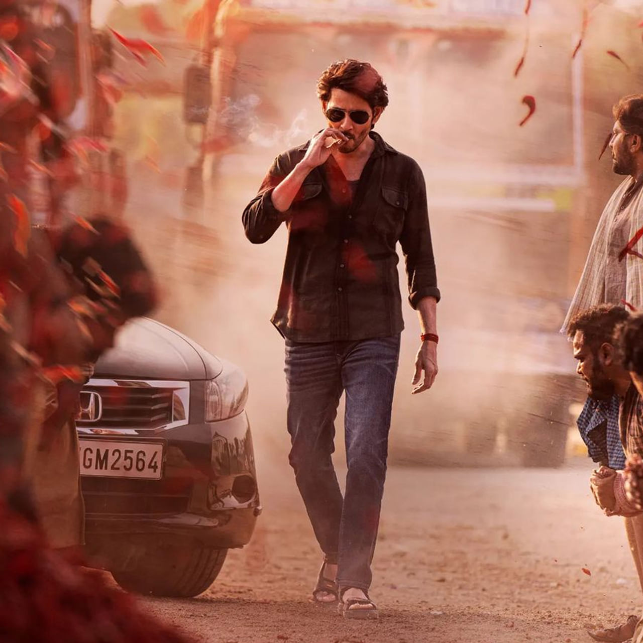 అభిమాన హీరో సినిమా వస్తుందంటే ఫ్యాన్స్ ఎలాంటి విషయాలను పట్టించుకుంటారో సూపర్‌స్టార్‌కి చాలా బాగా తెలుసు. అందుకే ప్రతి సినిమాలోనూ ఫ్యాన్స్ కోరుకునే అంశాలను మేళవించడానికి ప్రయత్నిస్తున్నారు మహేష్‌.