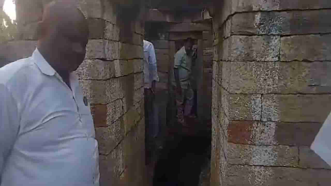 Gupta Nidhulu: మహానంది మండలంలో గుప్త నిధుల కలకలం..పాడుబడిన శివాలయంలో తవ్వకాలు..?