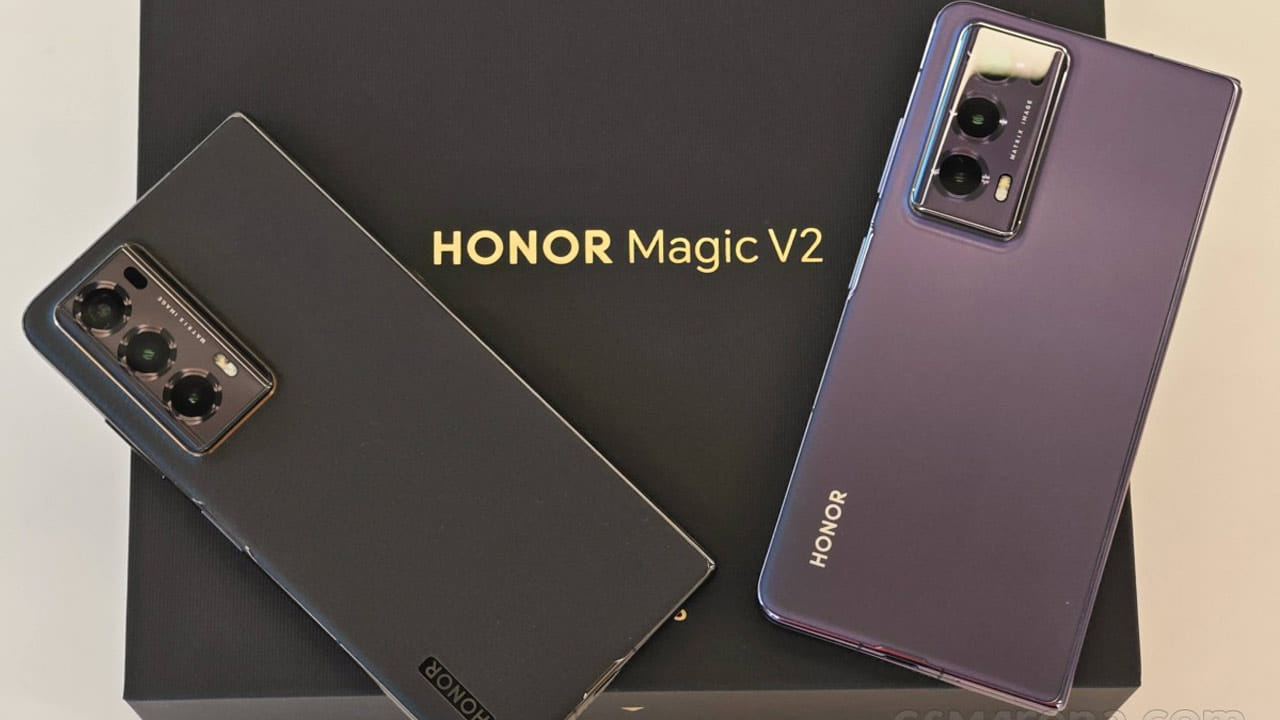 ఇక హానర్ మ్యాజిక్‌ వీ2 స్మార్ట్‌ ఫోన్‌ ఫీచర్ల విషయానికొస్తే ఇందులో వినూత్నమైన డిస్‌ప్లే టెక్నాలజీని అందించారు. ఈ ఫోన్‌లో బయట 6.43-అంగుళాల 120Hz LTPO కవర్ స్క్రీన్ ఓఎల్‌ఈడీ డిస్‌ప్లేను అందించారు. ఇది 20:9 యాస్పెక్ట్ రేషియో, 2,500 నిట్స్ పీక్ బ్రైట్‌నెస్‌ను కలిగి ఉంది.